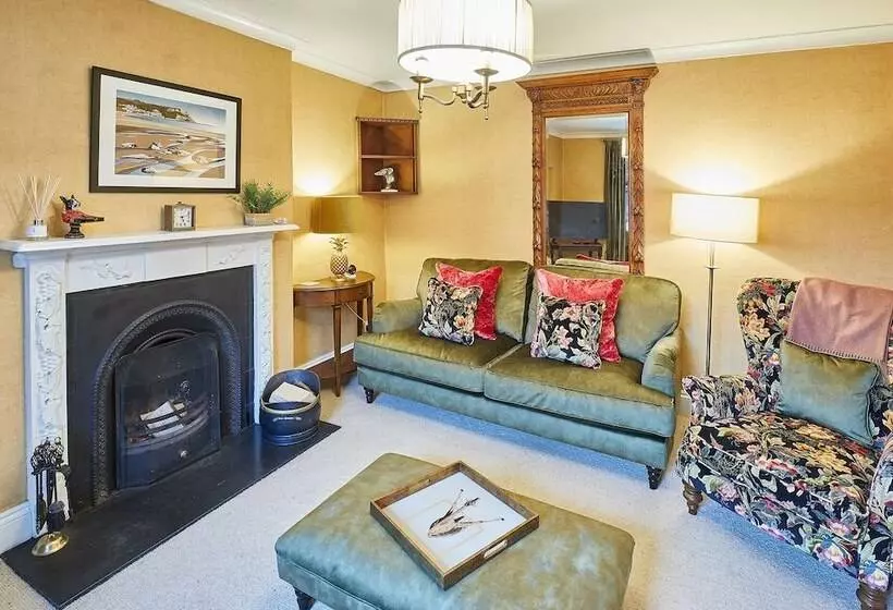 Host & Stay   Sixpence Cottage