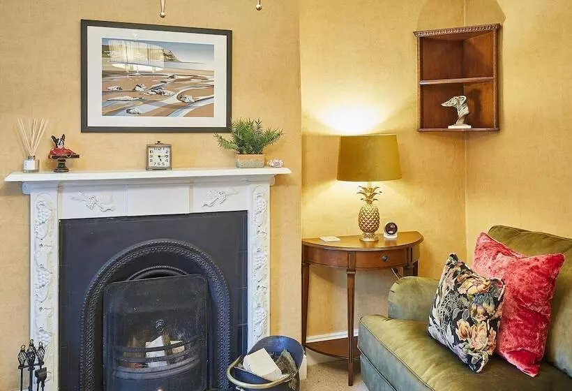 Host & Stay   Sixpence Cottage