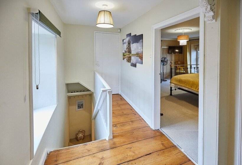 Host & Stay Sixpence Cottage