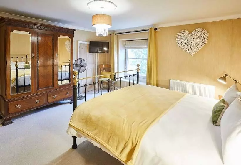 Host & Stay   Sixpence Cottage