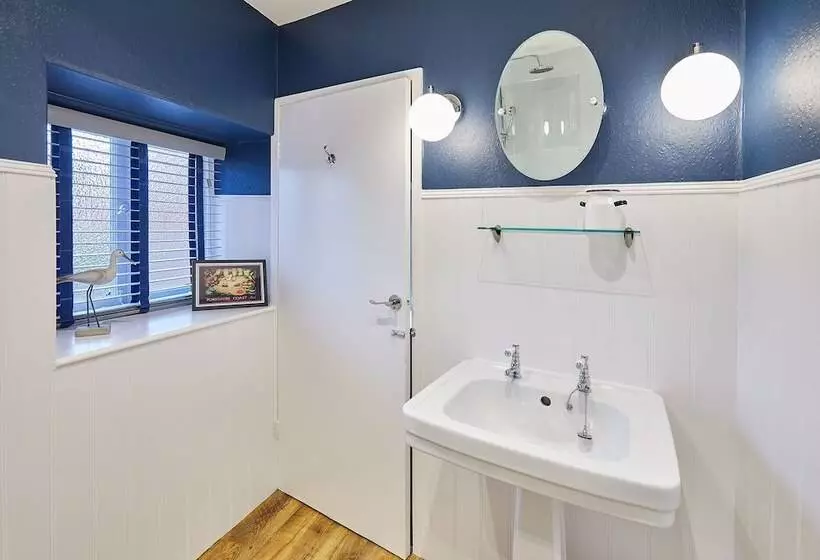 Host & Stay   Sixpence Cottage