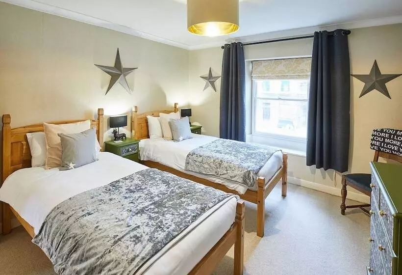 Host & Stay   Sixpence Cottage