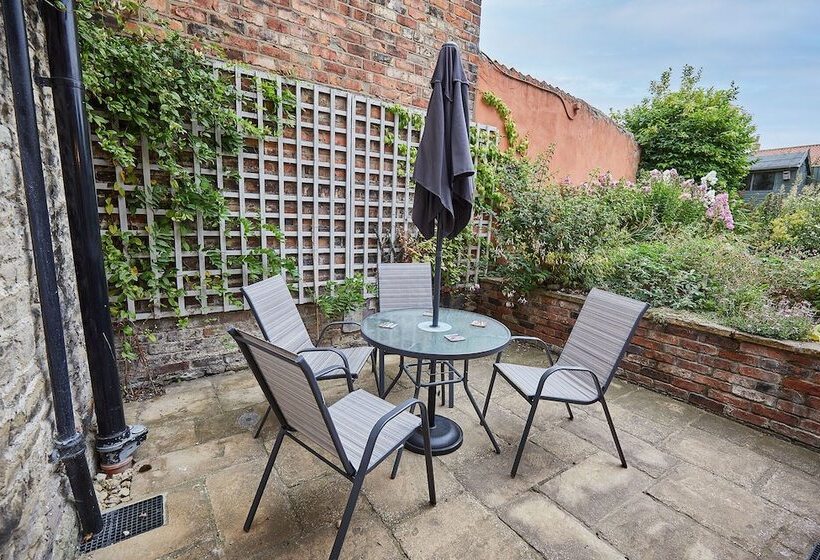 Host & Stay Sixpence Cottage