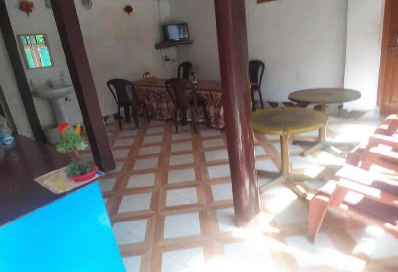 호텔 Oyo 87865 Alaska Guest House New Town Chandanwari Road