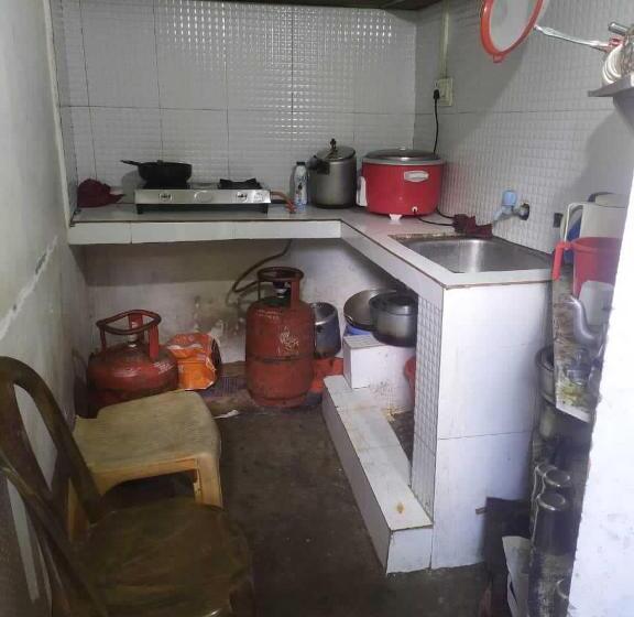 호텔 Oyo 87865 Alaska Guest House New Town Chandanwari Road