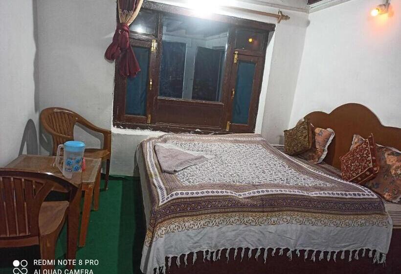 호텔 Oyo 87865 Alaska Guest House New Town Chandanwari Road