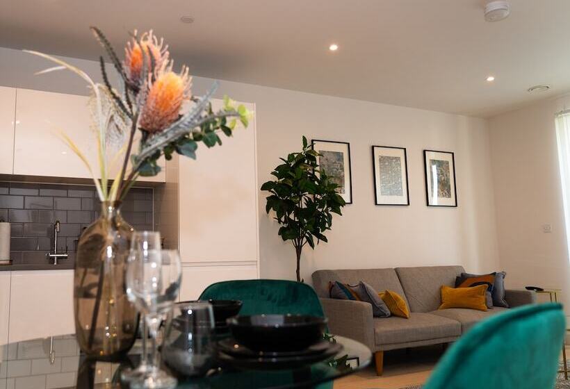 Royal Wharf   1 Bed   Balcony   River & City View