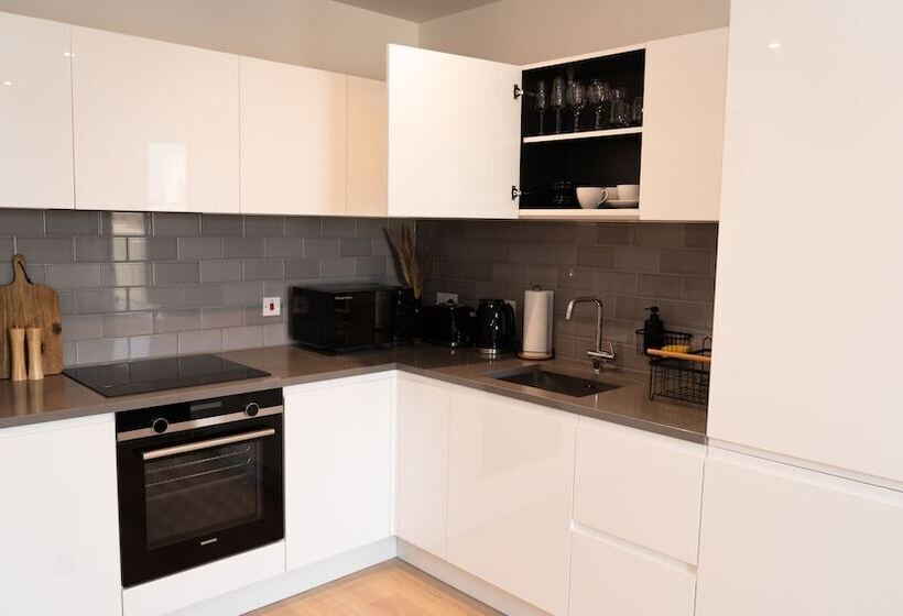 Royal Wharf   1 Bed   Balcony   River & City View