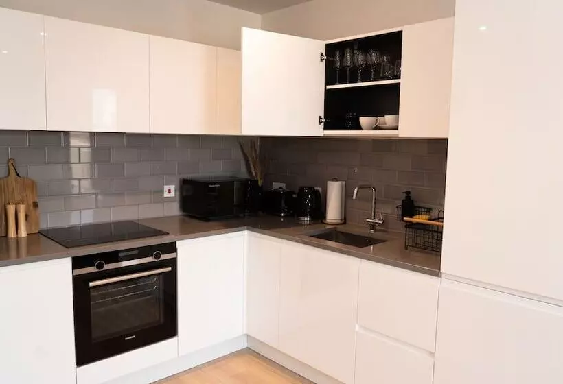 Royal Wharf   1 Bed   Balcony   River & City View
