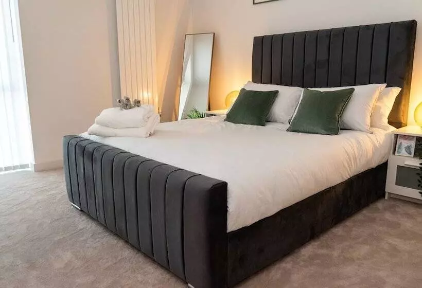 Royal Wharf   1 Bed   Balcony   River & City View