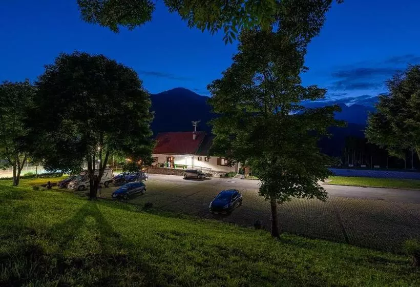 ユースホステル Zoncolan Camping Caravan