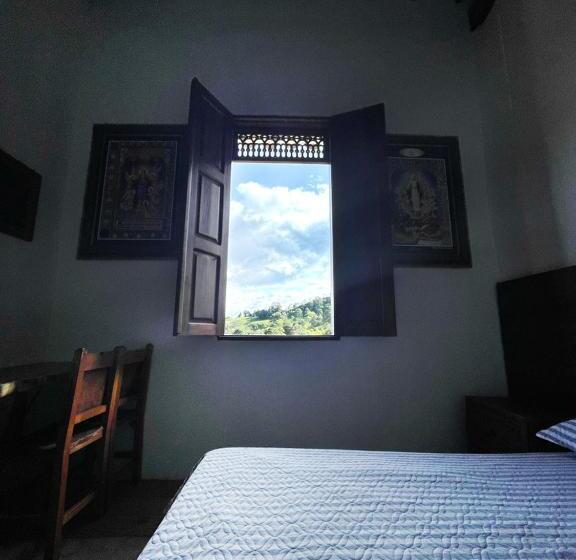 پانسیون Hostal Bomarzo