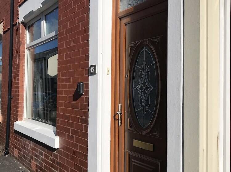 Bright Spacious 3 Bed With Office & Patio, Preston