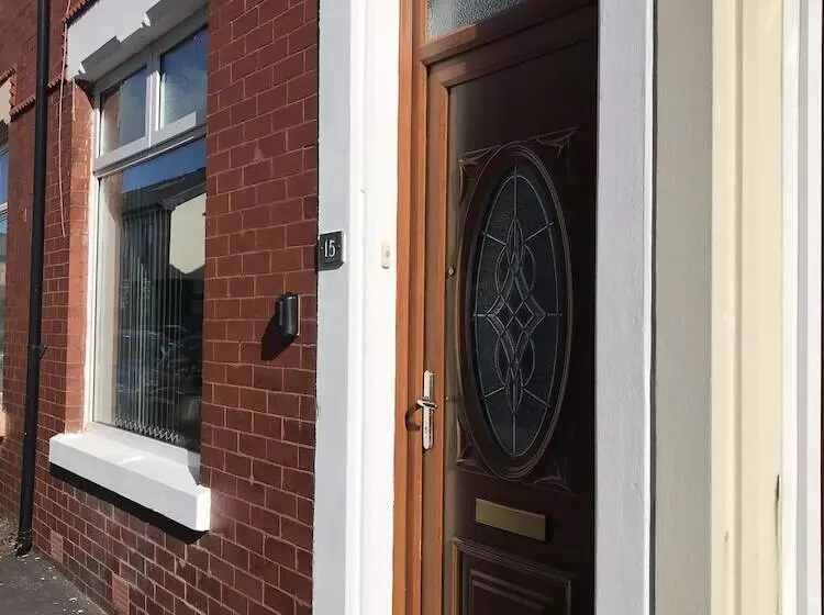 Bright Spacious 3 Bed With Office & Patio, Preston