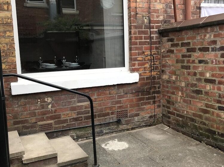 Bright Spacious 3 Bed With Office & Patio, Preston