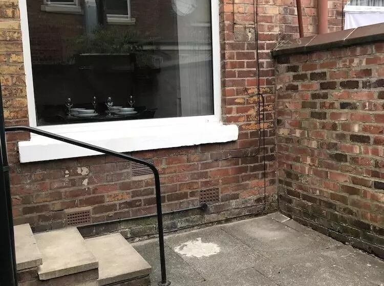 Bright Spacious 3 Bed With Office & Patio, Preston