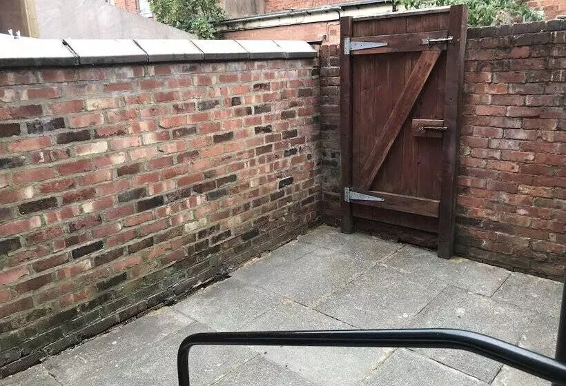 Bright Spacious 3 Bed With Office & Patio, Preston