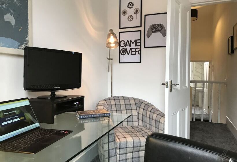 Bright Spacious 3 Bed With Office & Patio, Preston