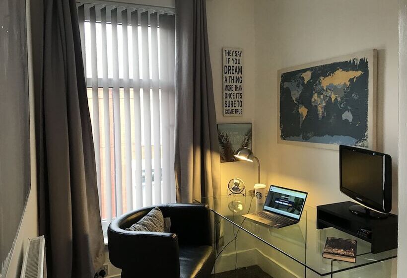 Bright Spacious 3 Bed With Office & Patio, Preston