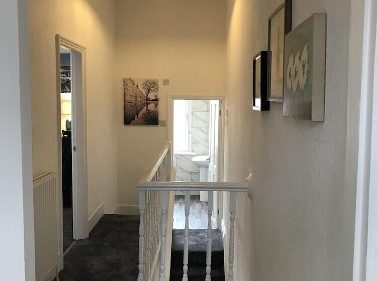 Bright Spacious 3 Bed With Office & Patio, Preston