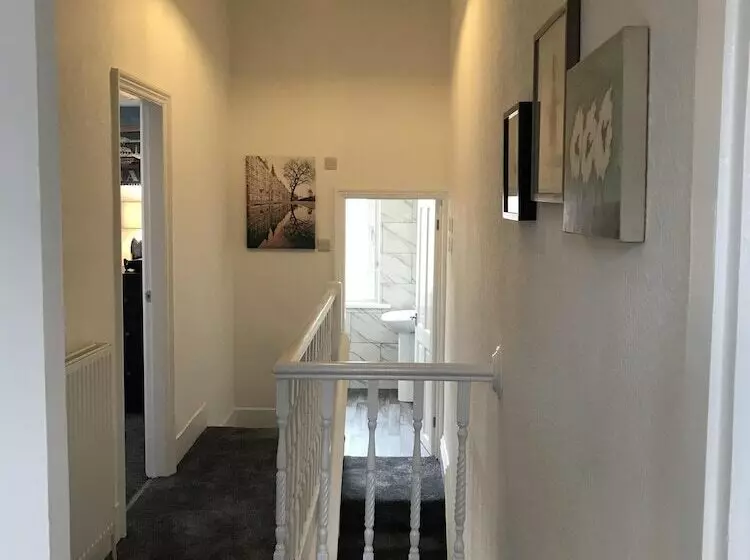 Bright Spacious 3 Bed With Office & Patio, Preston