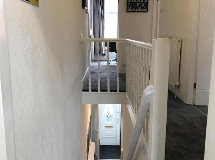 Bright Spacious 3 Bed With Office & Patio, Preston