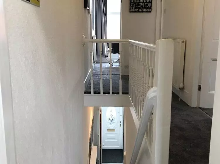 Bright Spacious 3 Bed With Office & Patio, Preston