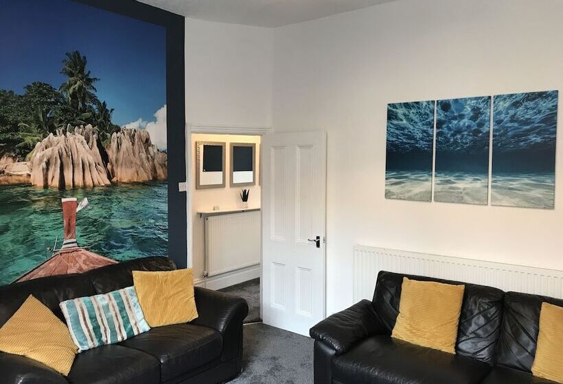 Bright Spacious 3 Bed With Office & Patio, Preston