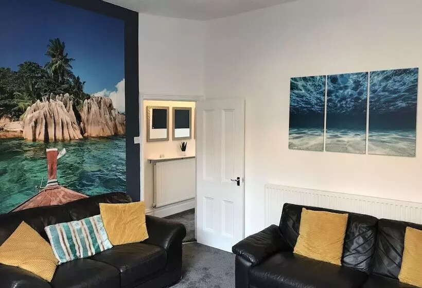 Bright Spacious 3 Bed With Office & Patio, Preston