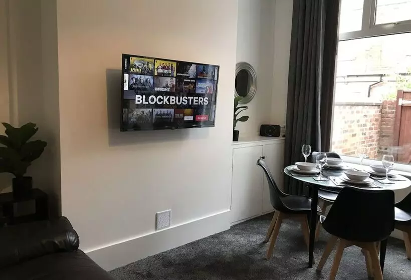 Bright Spacious 3 Bed With Office & Patio, Preston