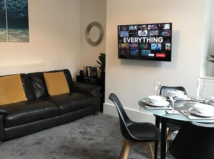 Bright Spacious 3 Bed With Office & Patio, Preston