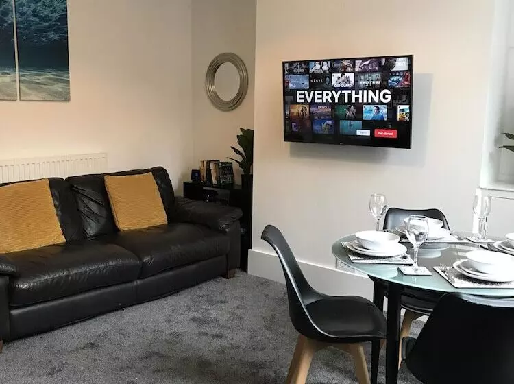 Bright Spacious 3 Bed With Office & Patio, Preston