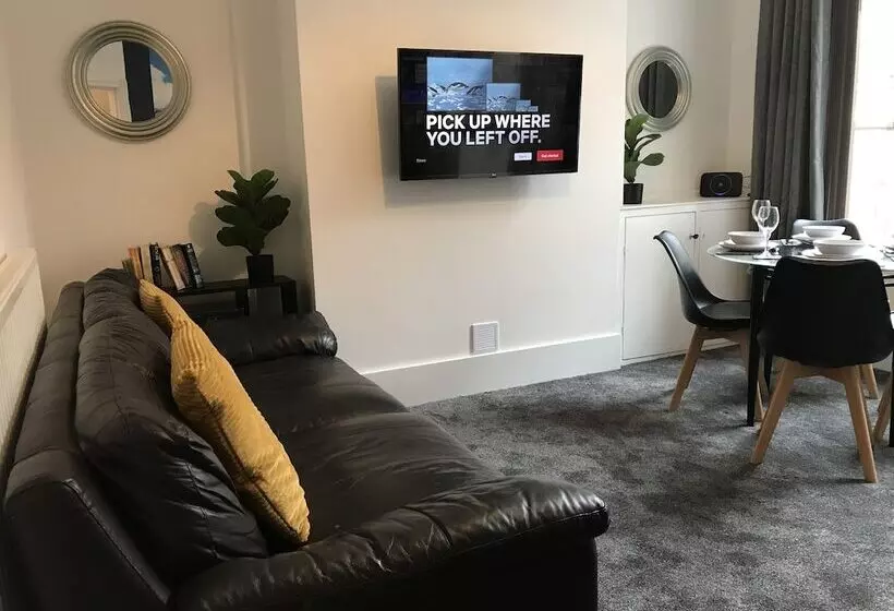 Bright Spacious 3 Bed With Office & Patio, Preston