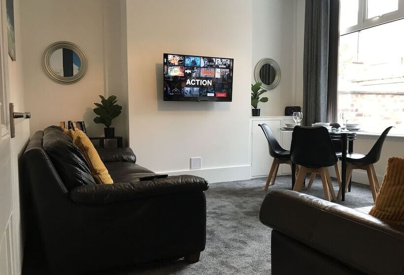 Bright Spacious 3 Bed With Office & Patio, Preston