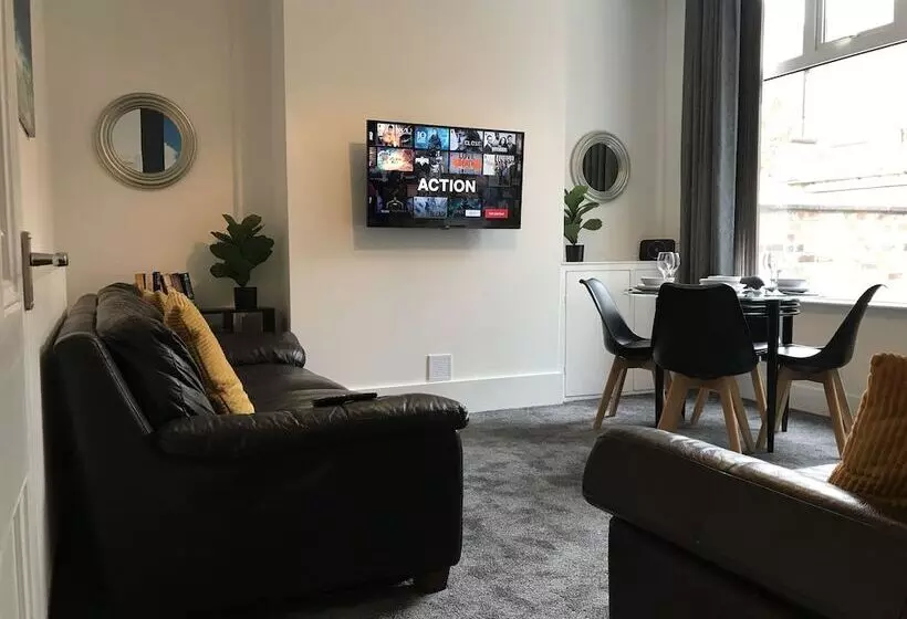 Bright Spacious 3 Bed With Office & Patio, Preston