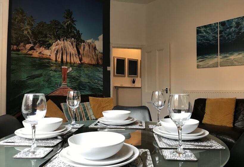 Bright Spacious 3 Bed With Office & Patio, Preston