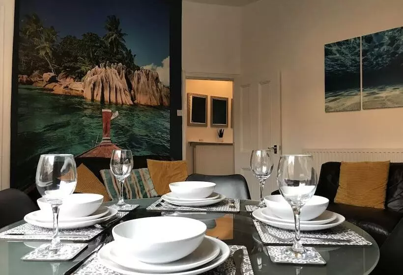 Bright Spacious 3 Bed With Office & Patio, Preston