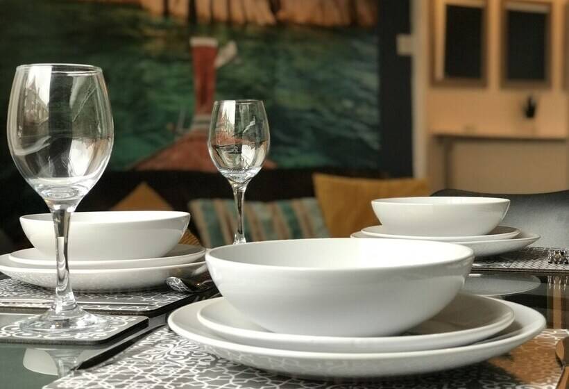 Bright Spacious 3 Bed With Office & Patio, Preston