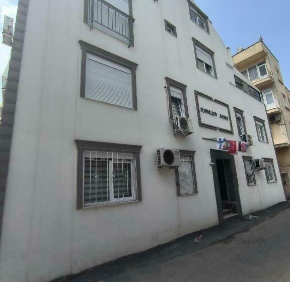 Hadrian Apart Hotel And Hostel