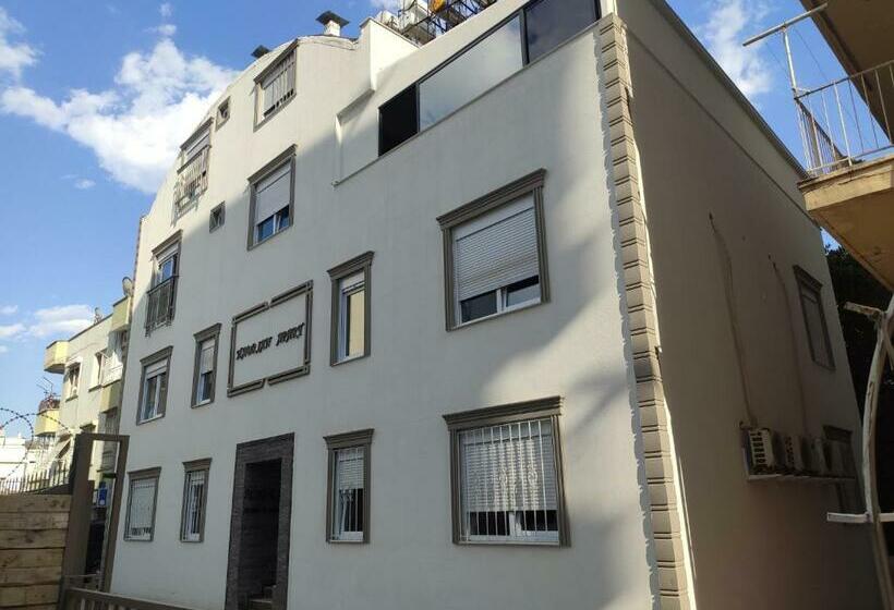 Hadrian Apart Hotel And Hostel