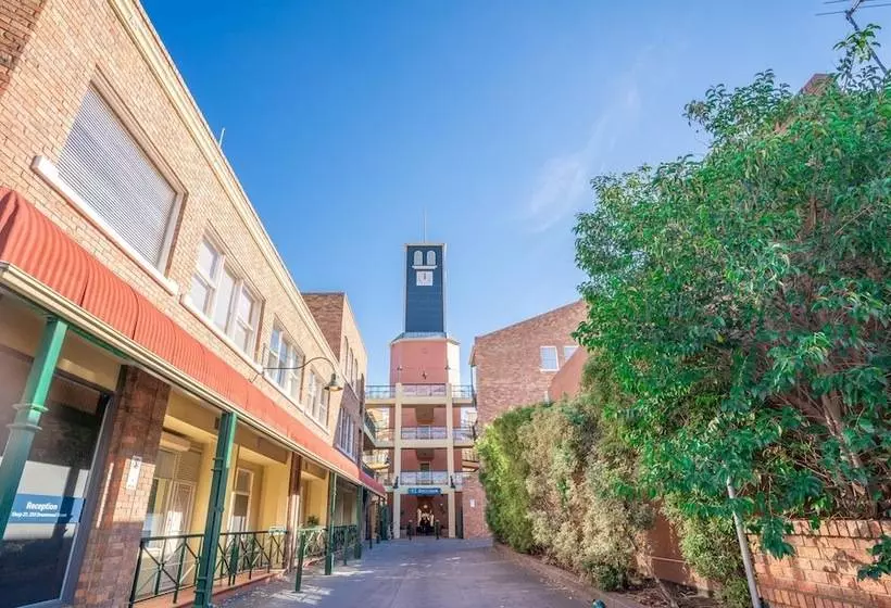 בית מלון כפרי Clocktower Apartment