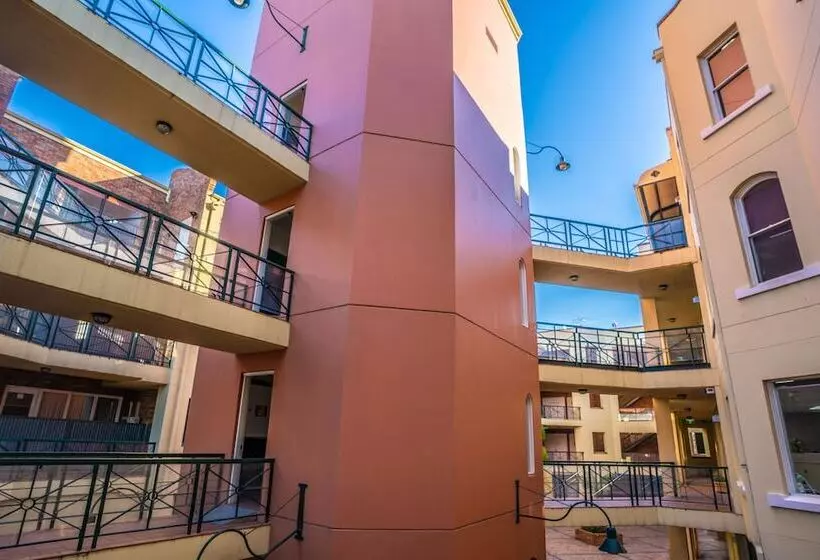 בית מלון כפרי Clocktower Apartment