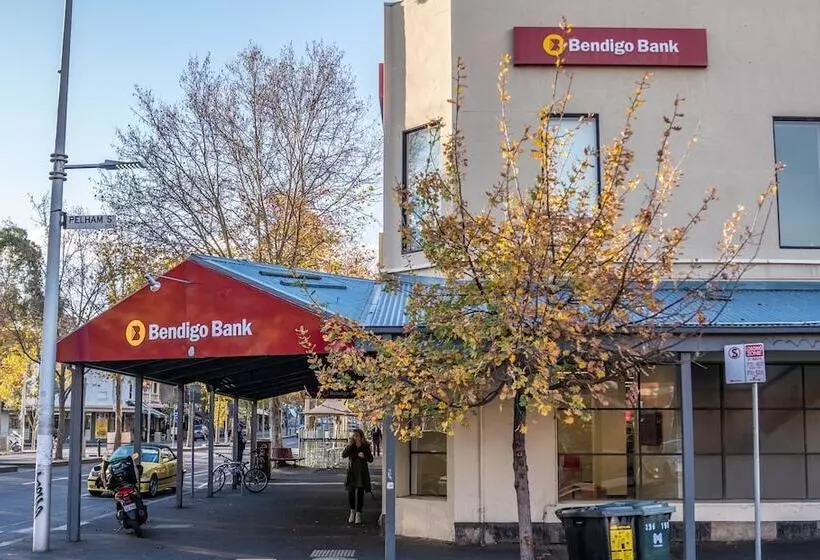 בית מלון כפרי Clocktower Apartment