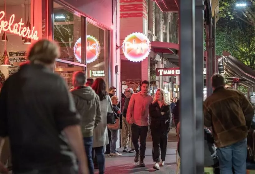 בית מלון כפרי Clocktower Apartment