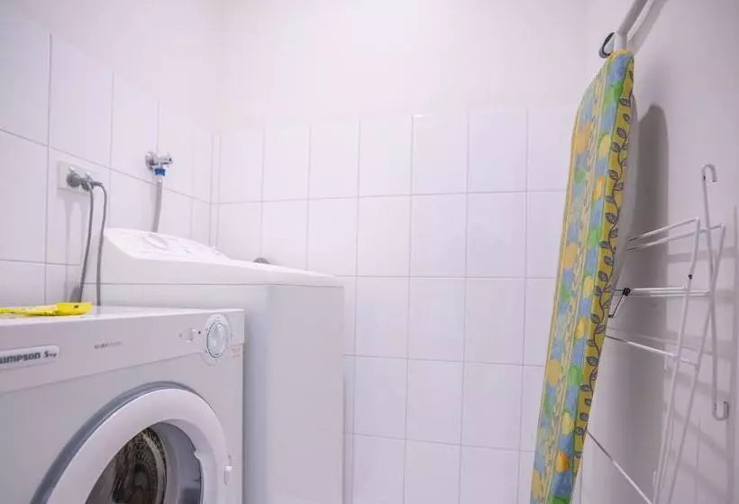 בית מלון כפרי Clocktower Apartment