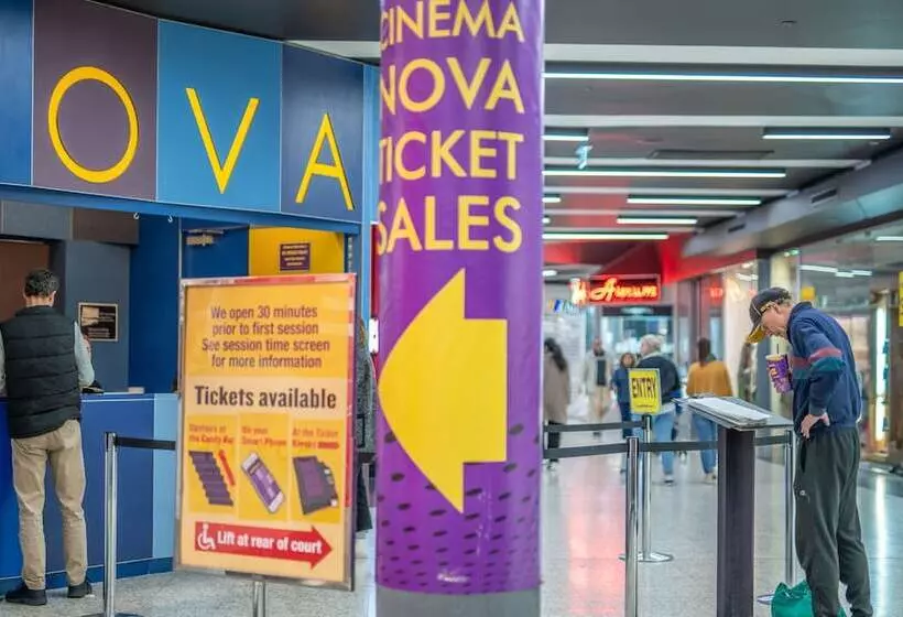 בית מלון כפרי Clocktower Apartment