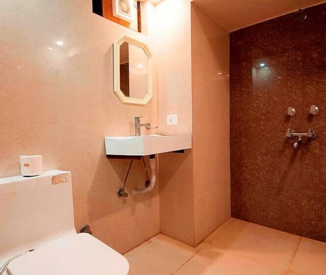 Hotel The Tourist 1 Min From New Delhi Railway Station