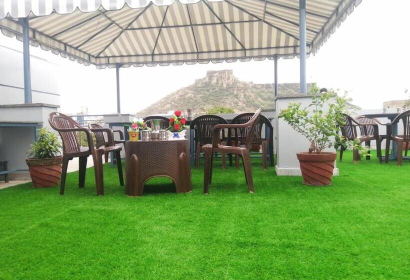 Отель Center Point Kuchaman City