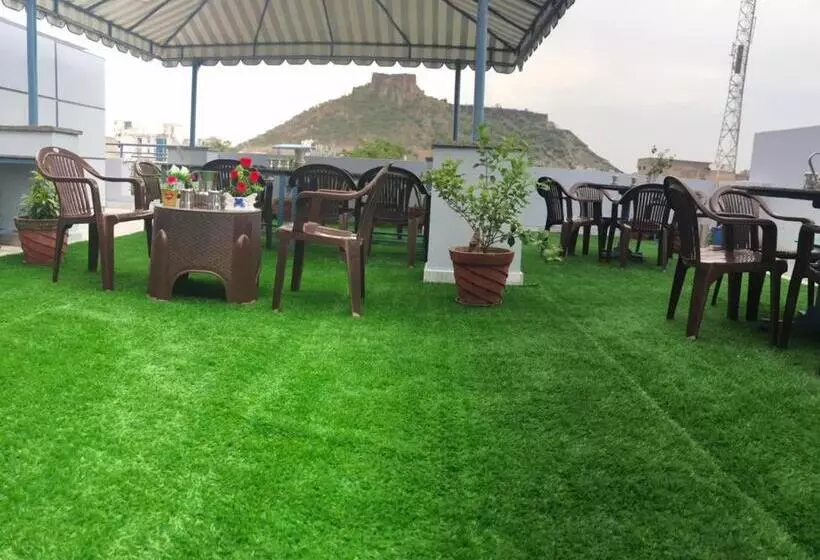 Hotelli Center Point Kuchaman City