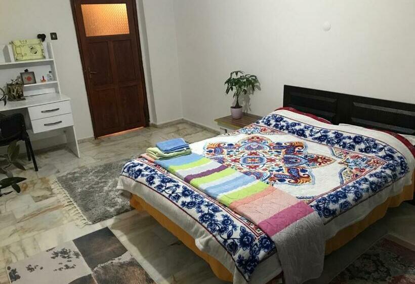 تختخواب و صبحانه Floki